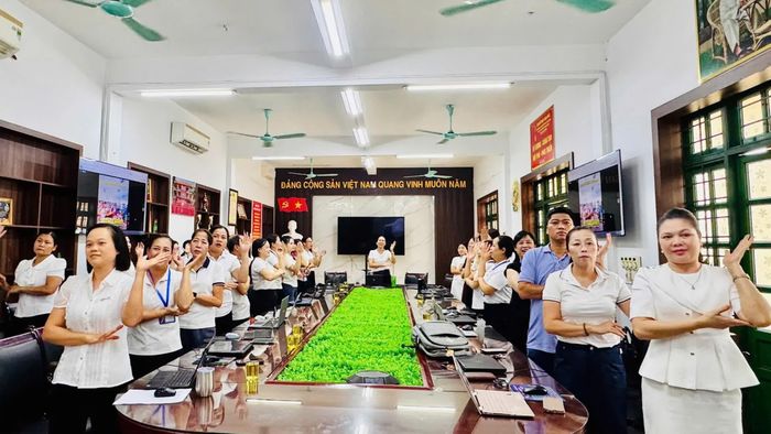 Khi năm học mới đang đến gần, phía sau sự háo hức chờ đợi của học sinh là một guồng công việc thầm lặng của những người thầy. Các thầy cô tích cực tham gia tập huấn, bồi dưỡng chuyên môn, cập nhật những yêu cầu mới của chương trình giáo dục.