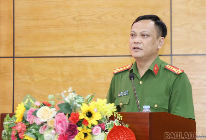 Đồng chí Trưởng Công an phường Cam Đường báo cáo tại hội nghị.