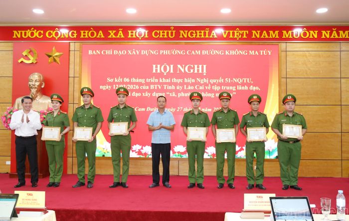 Khen thưởng các cá nhân có thành tích xuất sắc trong công tác xây dựng phường Cam Đường không ma túy.