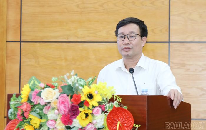 Lãnh đạo Ủy ban MTTQ Việt Nam phường Cam Đường tham luận tại hội nghị.