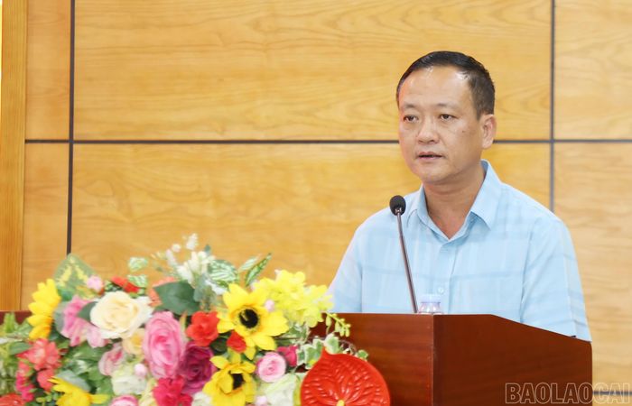 Đồng chí Vũ Hùng Dũng - Bí thư Đảng ủy, Trưởng Ban Chỉ đạo xây dựng phường Cam Đường không ma túy phát biểu tại hội nghị.