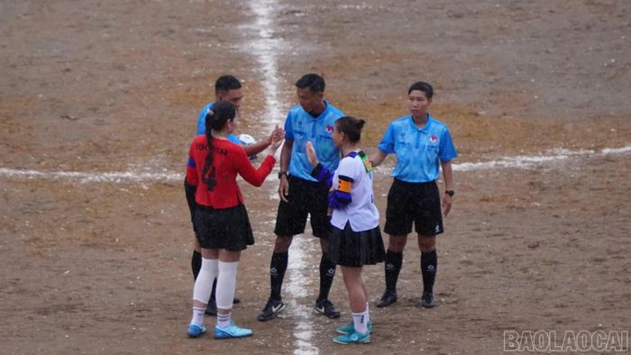 Đội Lục Yên (áo đỏ) và Võ Lao (áo trắng xanh) thực hiện nghi lễ trước khi bắt đầu trận đấu.