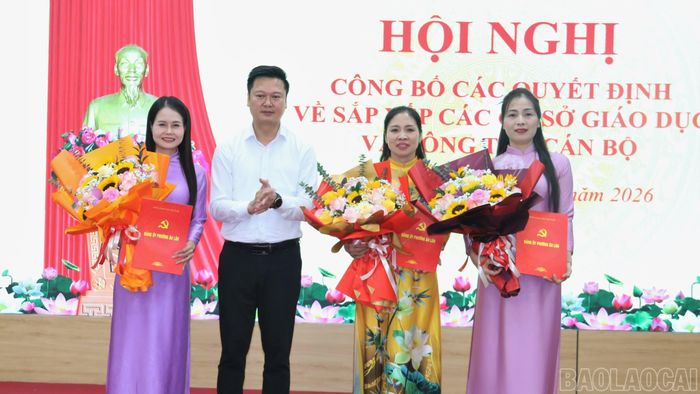Trao các quyết định chỉ định Bí thư Đảng bộ các trường học sau sắp xếp.