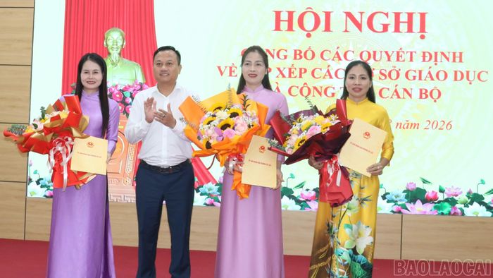 Trao các quyết định bổ nhiệm hiệu trưởng các trường sau sắp xếp.