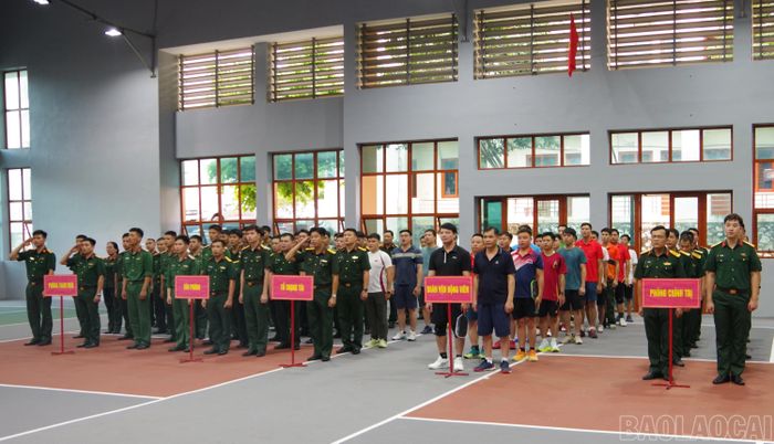 Cán bộ, chiến sĩ và vận động viên tham dự lễ khai mạc Giải thi đấu thể thao chào mừng Quốc khánh 2/9.