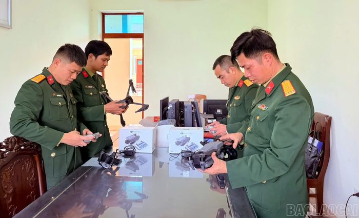 Cán bộ Ban Phòng không, Bộ Chỉ huy Quân sự tỉnh kiểm tra thiết bị bay không người lái tại đơn vị. Ảnh: Mai Linh