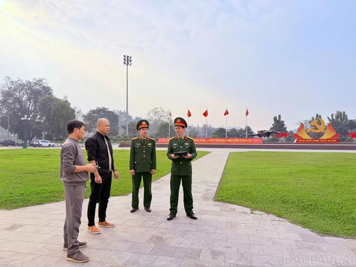 Cán bộ Ban Phòng không, Bộ CHQS tỉnh hướng dẫn, thông tin đến công dân có nhu cầu sử dụng phương tiện bay không người lái về các điểm mới của Nghị định 288. Ảnh: Mai Linh