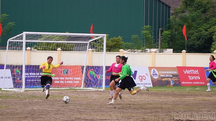 Pha tranh bóng quyết liệt và đầy kịch tính.