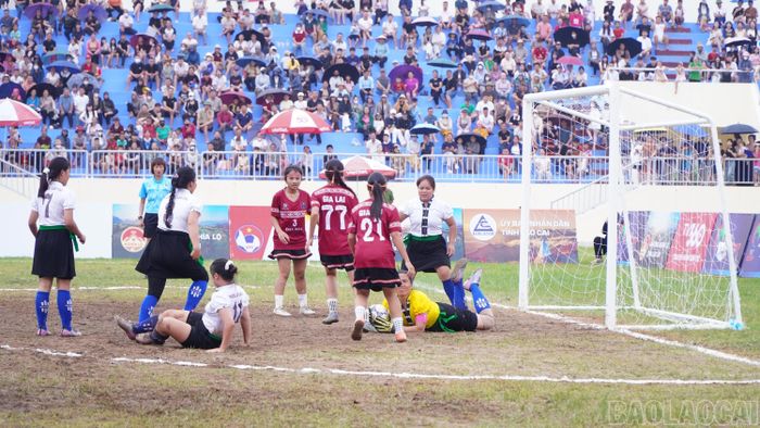 Đăk Đoa (Gia Lai) liên tục gây sức ép về phía khung thành của Nghĩa Lộ.