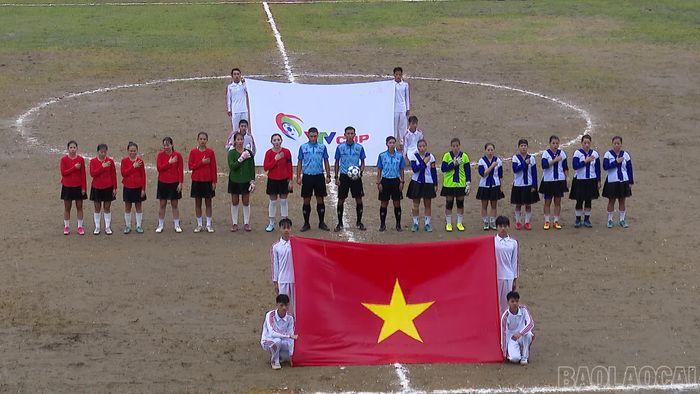 Trận tứ kết cuối cùng là màn so tài giữa đội Lục Yên (Lào Cai) và Võ Lao (Lào Cai). Lục Yên ra quân trong màu áo đỏ, Võ Lao màu trắng xanh.