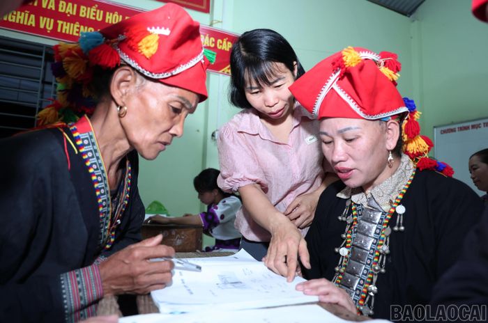  Tình cảm cô - trò gần gũi như người thân trong gia đình. ﻿Cô giáo Trương Thị Tình là người có nhiều kinh nghiệm trong dạy xóa mù chữ và là người phụ trách giảng dạy tại lớp, đa số học viên lớn tuổi, lần đầu đi học nên tiếp thu chậm, cô phải kiên trì, tỉ mỉ giảng giải. 