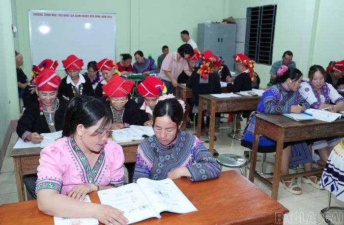 Chỉ tiêu lớp học lúc đầu có 20 người, nhưng vì nhiều người đăng ký, xã Bảo Hà đã nâng số lượng lên 30 học viên như hiện nay.