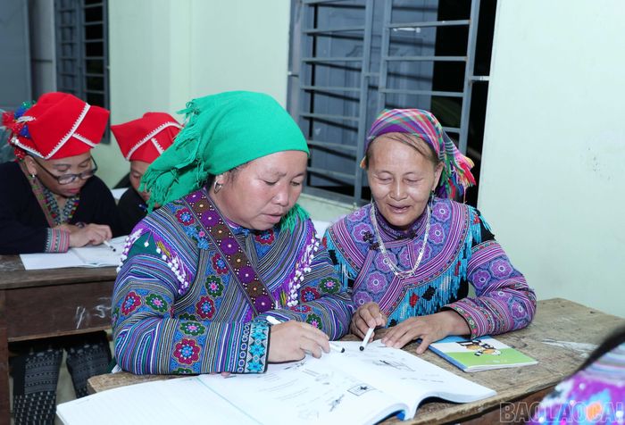  Bà Tráng Thị Sâu (phải ảnh) đã gần 60 tuổi, là người nhiều tuổi nhất lớp học. "﻿Không biết chữ như mình đi trong đêm mà không có đèn, nên dù đã gần 60 tuổi tôi vẫn quyết tâm đi học chữ. Mỗi tối học được chữ mới, tôi đều kể cho chồng, con và các cháu nghe", bà Sâu bộc bạch. 