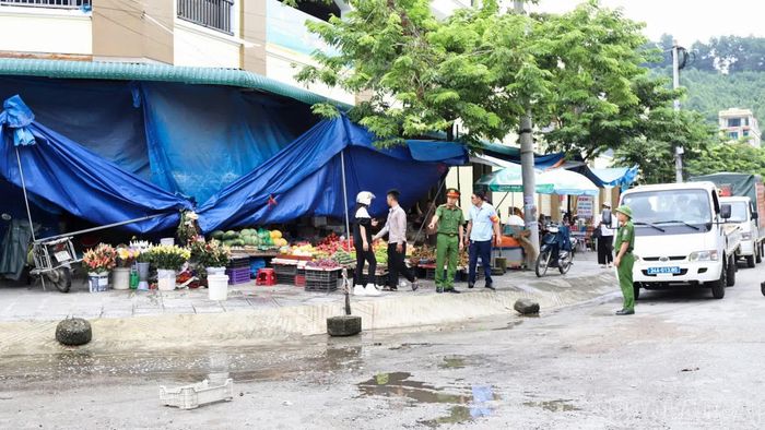 Yêu cầu các hộ dân tháo dỡ mái che vi phạm hành lang giao thông.
