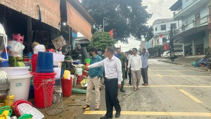 Lực lượng chức năng kiểm tra, tuyên truyền, xử lý các trường hợp vi phạm trật tự xây dựng, lấn chiếm hành lang, vỉa hè, lòng đường và đất công cộng trên địa bàn.