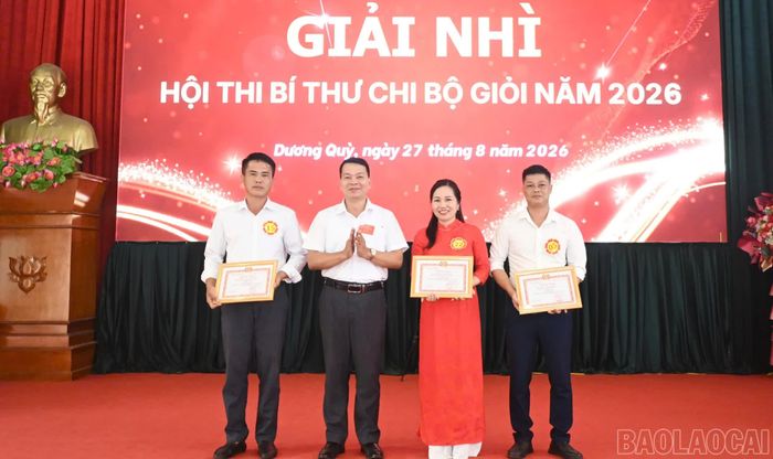 Ban Tổ chức trao giải cho các thí sinh có thành tích xuất sắc.