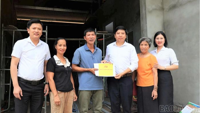 Hộ ông Nguyễn Văn Tỵ, tổ dân phố số 8 được hỗ trợ 70 triệu đồng hỗ trợ xây mới nhà ở.