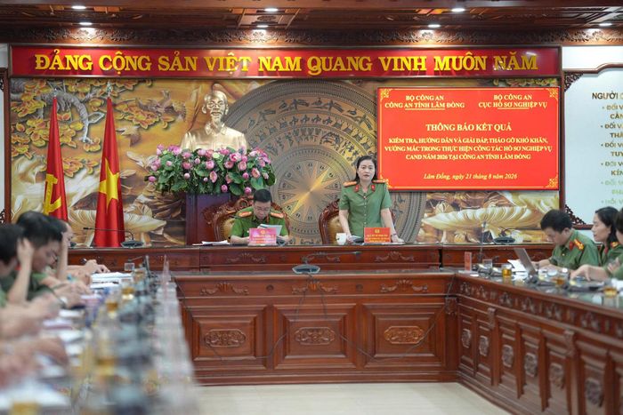 Quang cảnh buổi làm việc, kiểm tra, hướng dẫn công tác hồ sơ nghiệp vụ tại Công an tỉnh Lâm Đồng. Ảnh: Lê Tiến