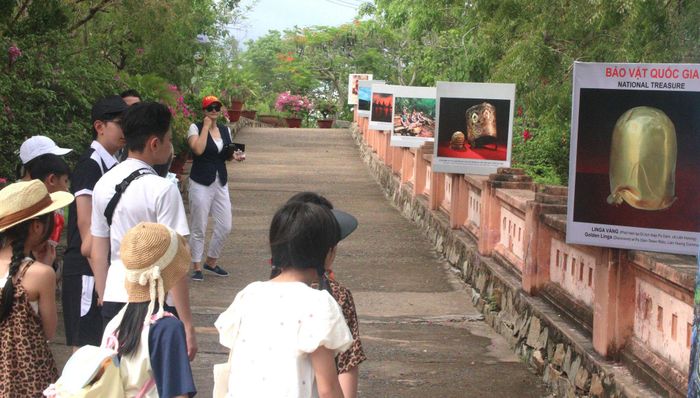 Khách tham quan triển lãm tranh trên đường lên tháp Pô Sah Inư
