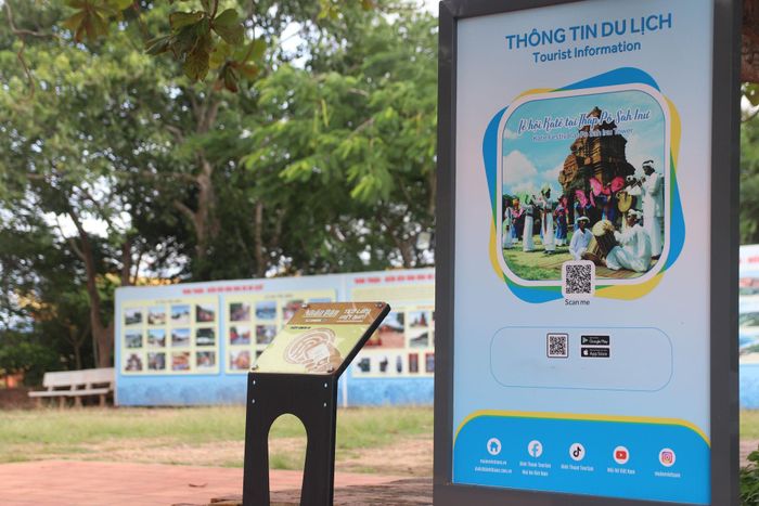 Bảng thông tin du lịch tại điểm tham quan thuận tiện cho du khách quét mã QR tìm kiếm thông tin