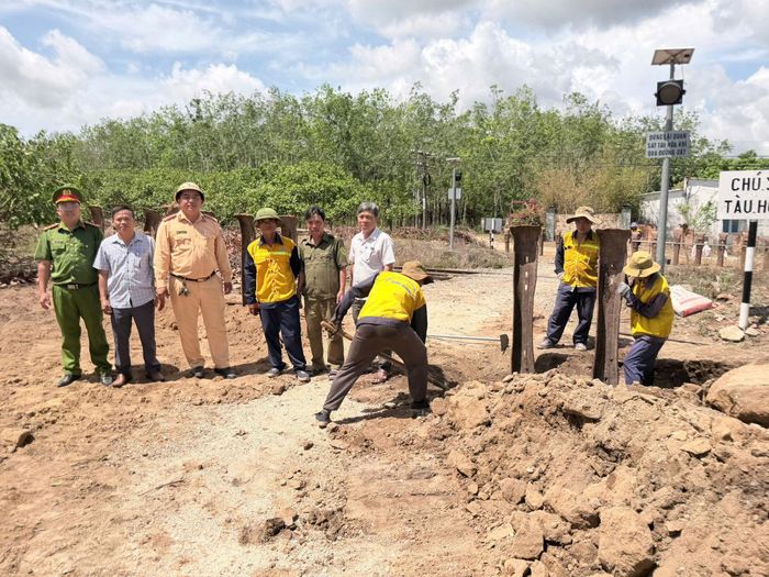 Ngành chức năng xã Suối Kiết phối hợp với ngành đường sắt xử lý lối đi tự phát trái phép