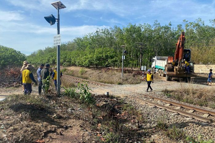 Một lối đi tự phát ở khu vực ga Sông Dinh đang được ngành chức năng xử lý