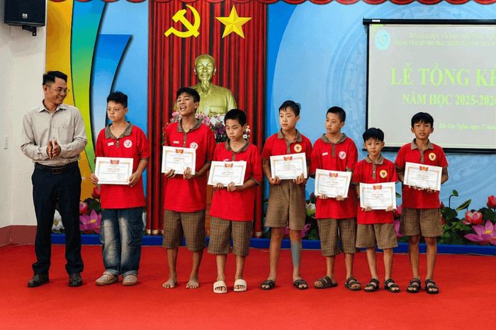 Lãnh đạo Trung tâm Hỗ trợ phát triển giáo dục hòa nhập Gia Nghĩa trao Giấy khen cho học sinh đạt kết quả học tập tốt