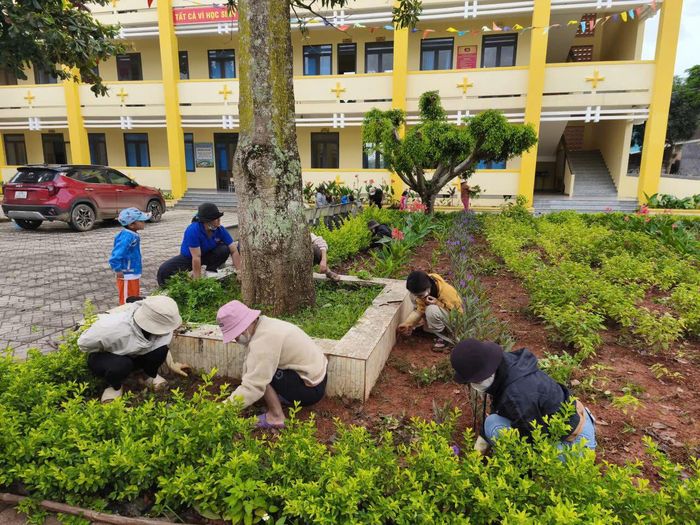 Giáo viên trường Tiểu học Chơ Ré làm vệ sinh trường lớp chuẩn bị cho năm học mới