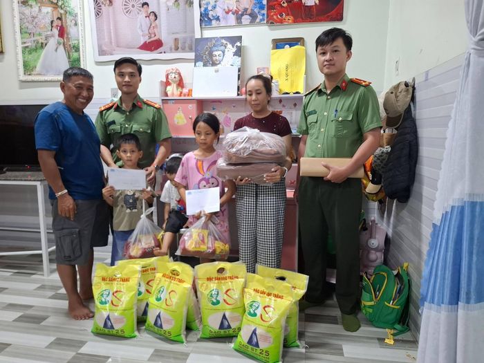 Công an xã Ninh Gia thường xuyên trao tặng quà, nhu yếu phẩm giúp đỡ các em học sinh khắc phục khó khăn, vươn lên trong học tập
