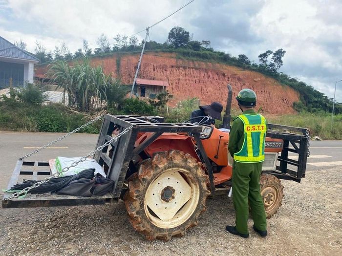 Lực lượng Công an các xã đang tăng cường công tác tuần tra, tuyên truyền đối với người điều khiển xe máy cày, xe công nông