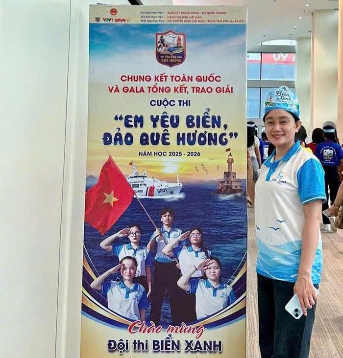 Cô giáo Trần Hồng Điệp, phụ trách đội Biển Xanh (Lâm Đồng) đạt giải Nhì toàn quốc cuộc thi Em yêu biển, đảo quê hương