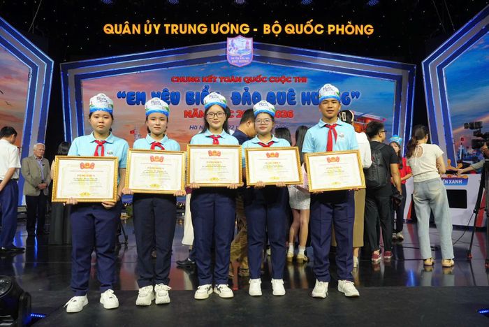 Khoảnh khắc tự hào của các học sinh Lâm Đồng trên sân khấu vinh danh Cuộc thi toàn quốc Em yêu biển, đảo quê hương