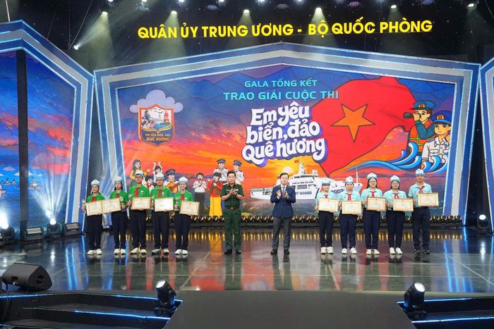 Khoảnh khắc vinh danh các đội thi đoạt giải tại Đêm Gala tổng kết Cuộc thi toàn quốc "Em yêu biển, đảo quê hương" năm học 2025 - 2026