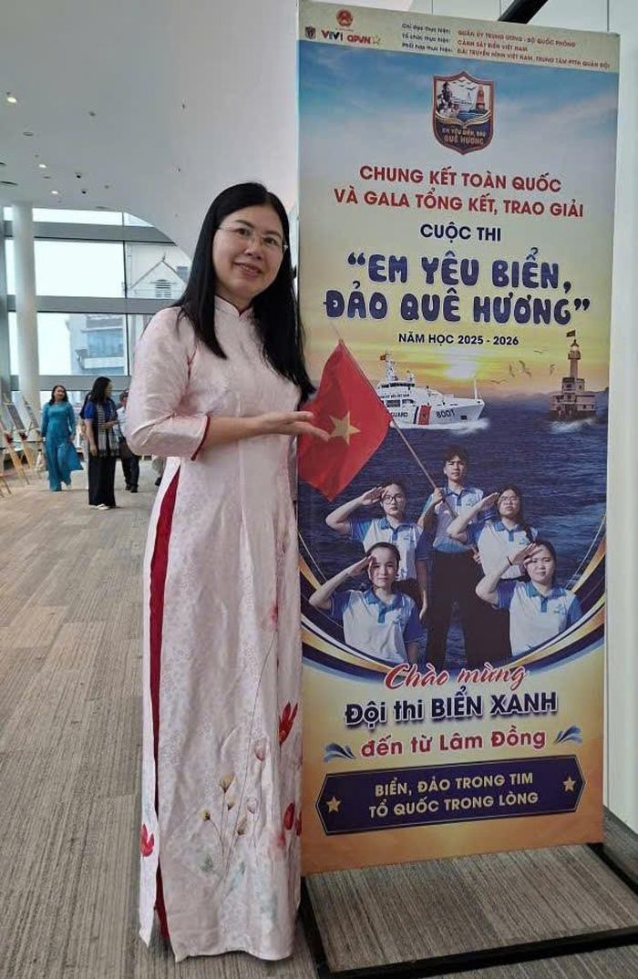Bà Phan Thị Thanh Mai, Phó Trưởng Ban Tuyên giáo và Dân vận Tỉnh ủy Lâm Đồng đồng hành và động viên đội thi Biển Xanh tại Đêm Gala tổng kết, trao giải Cuộc thi toàn quốc Em yêu biển, đảo quê hương.