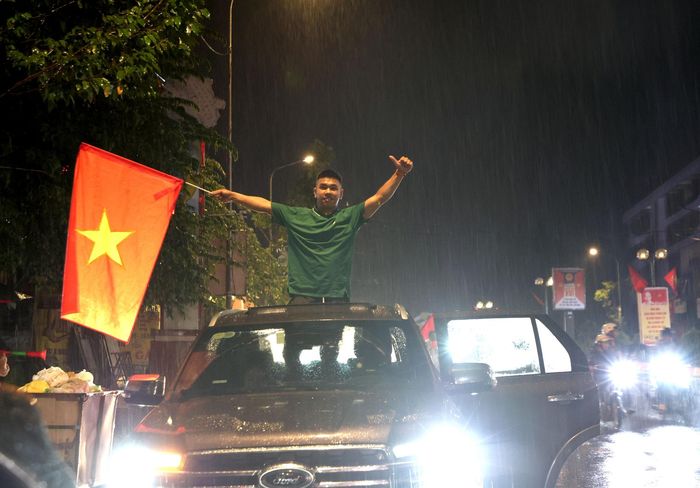 Người dân khu vực phía Tây Lâm Đồng vẫn ra đường trong đêm đội tuyển Việt Nam vô địch ASEAN CUP 2026 mặc cho cơn mưa nặng hạt