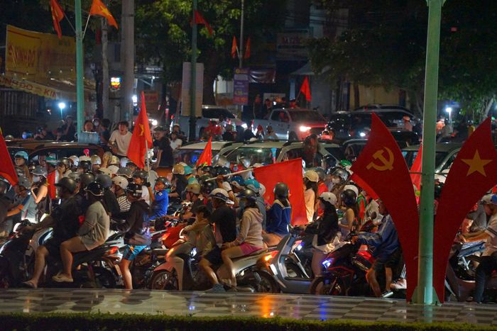 Thời tiết thuận lợi tạo điều kiện để người dân phía Đông Lâm Đồng ra đường ăn mừng chiến thắng