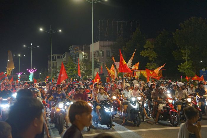 Không khí rộn ràng, huyên náo tràn ngập phố phường