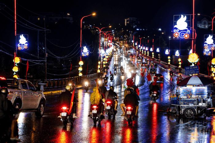 Đông đảo người dân khu vực Gia Nghĩa vẫn bất chấp mưa, mang theo cờ Tổ quốc và áo đỏ xuống phố chung vui