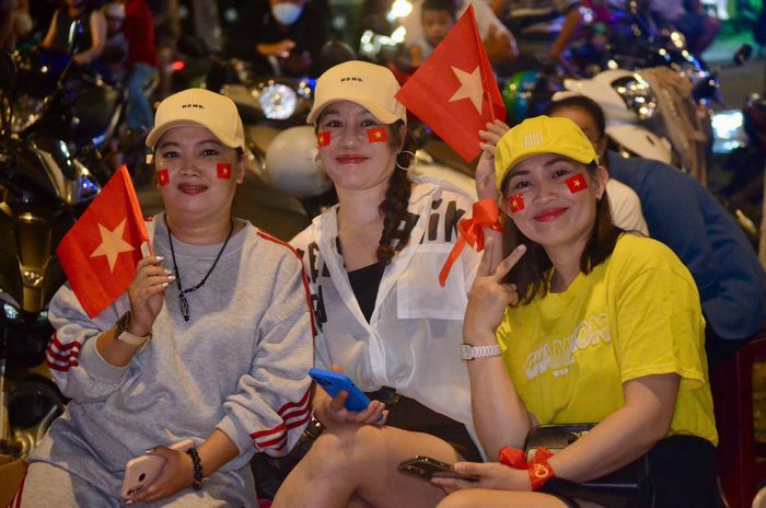 Người dân khu vực La Gì hòa chung niềm vui chiến thắng