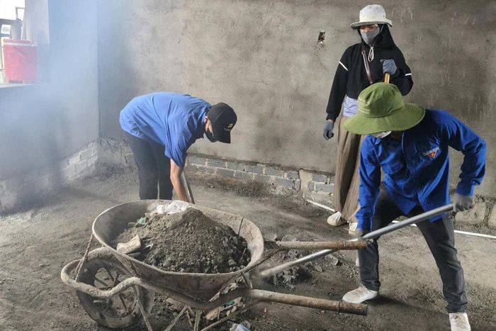 Lực lượng đoàn viên, thanh niên chung tay hỗ trợ các phần việc tại Trường Phổ thông nội trú liên cấp Tiểu học và THCS Thuận An