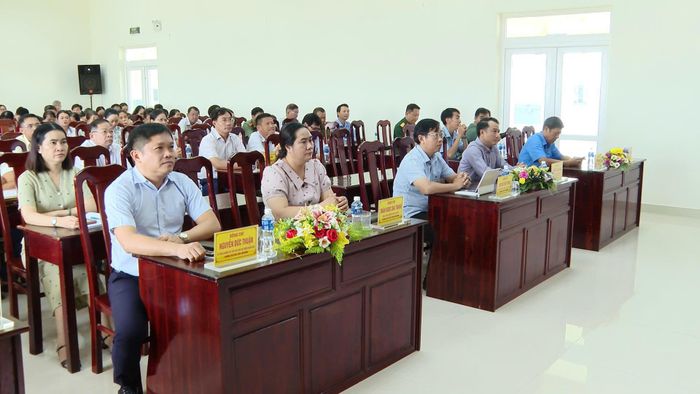 Cán bộ, đảng viên phường Phú Thủy tham gia học nghị quyết