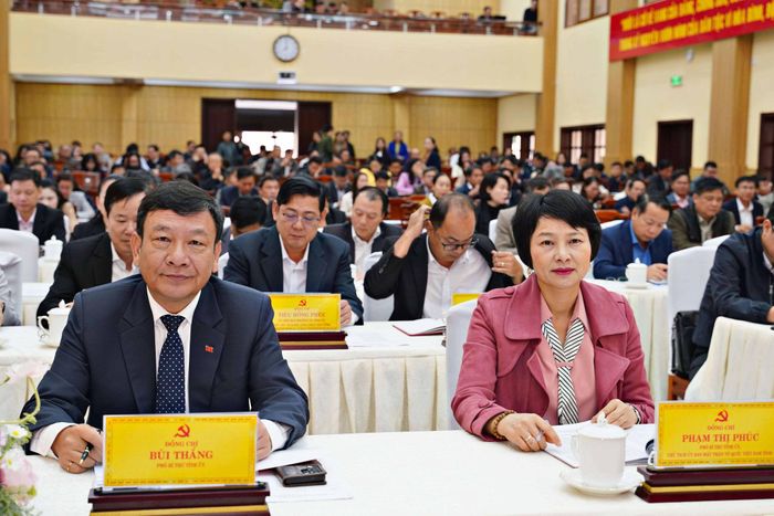 Các đồng chí: Phạm Thị Phúc, Phó Bí thư Tỉnh ủy, Chủ tịch Ủy ban MTTQ Việt Nam tỉnh; Bùi Thắng, Phó Bí thư Tỉnh ủy tham dự hội nghị tại điểm cầu Hội trường Tỉnh ủy