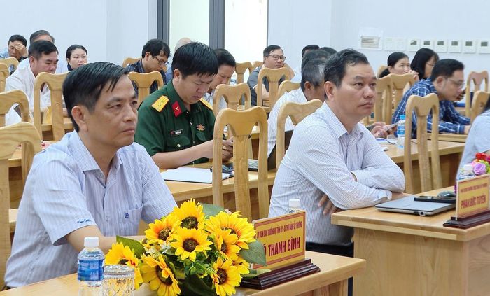 Đồng chí Võ Thanh Bình, Ủy viên BTV Tỉnh ủy, Bí thư phường Phan Thiết cùng các đồng chí Đảng viên tham dự học Nghị quyết
