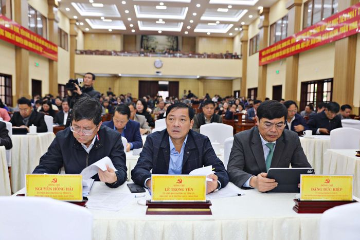 Các đồng chí trong Ban Thường vụ Tỉnh ủy tham dự hội nghị tại điểm cầu Hội trường Tỉnh ủy