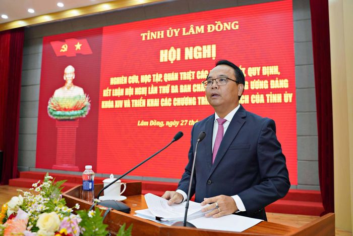 Đồng chí Đặng Hồng Sỹ, Phó Bí thư Thường trực Tỉnh ủy quán triệt các nghị quyết của Ban Chấp hành Trung ương Đảng khóa XIV tại hội nghị