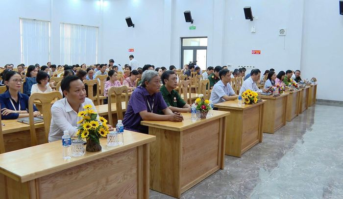 Cán bộ, đảng viên phường Phan Thiết tham gia học nghị quyết. Ảnh: Thế Ân