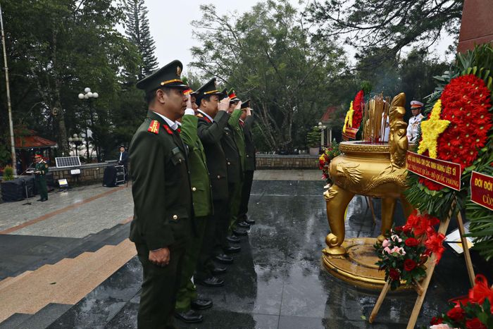 Khối lực lượng vũ trang Công an tỉnh Lâm Đồng dâng hoa, dâng hương viếng các Anh hùng liệt sĩ