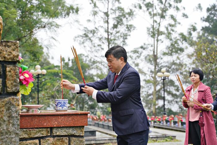 Đồng chí Y Thanh Hà Niê Kđăm, Ủy viên Ban Chấp hành Trung ương Đảng, Bí thư Tỉnh ủy, Trưởng Đoàn ĐBQH tỉnh thắp hương viếng các phần mộ liệt sĩ
