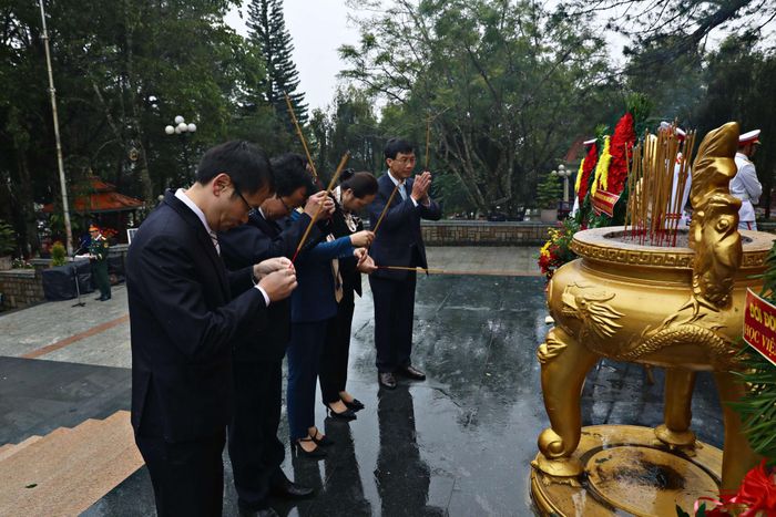 Lãnh đạo các phường khu vực Đà Lạt dâng hoa, dâng hương viếng các Anh hùng liệt sĩ