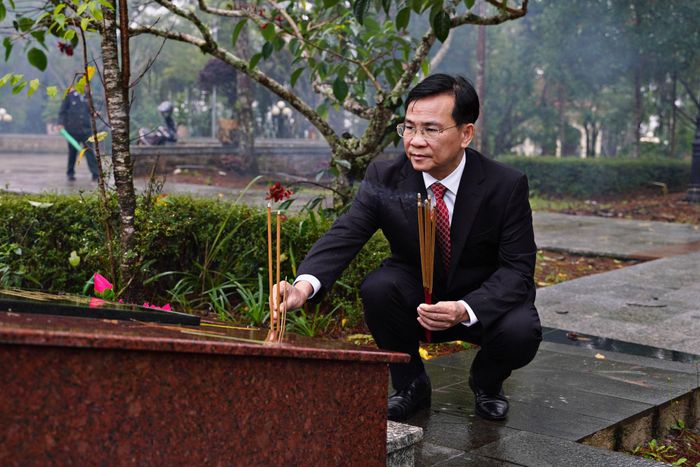 Đồng chí Hồ Văn Mười, Ủy viên Ban Chấp hành Trung ương Đảng, Phó Bí thư Tỉnh ủy, Chủ tịch UBND tỉnh Lâm Đồng dâng hương viếng các phần mộ liệt sĩ